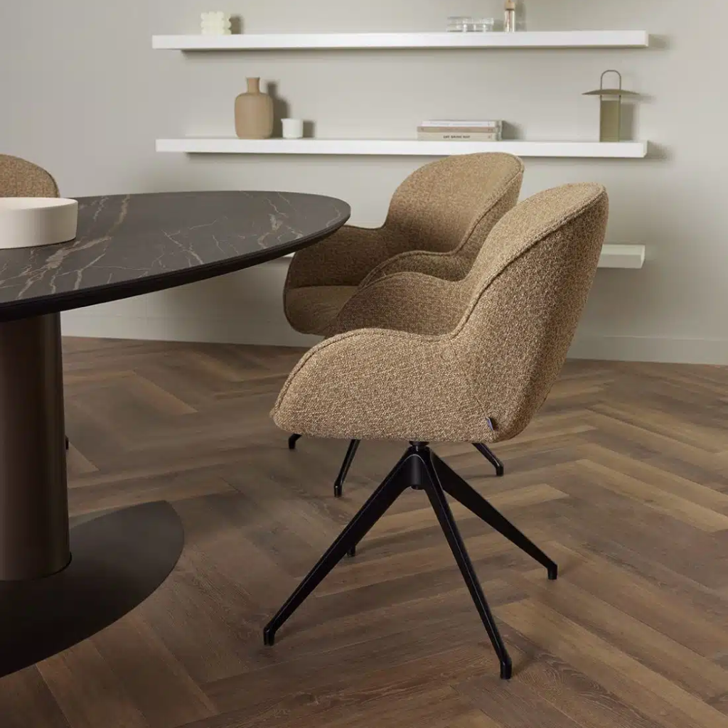 Plug meubelen katwijk eetkamerstoelen stof leer draaifauteuil showroom interieur