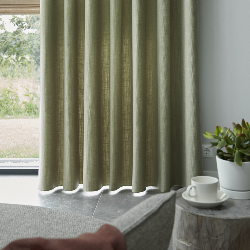 Plug meubelen katwijk showroom Raamdecoratie gordijnen groen fris interieur