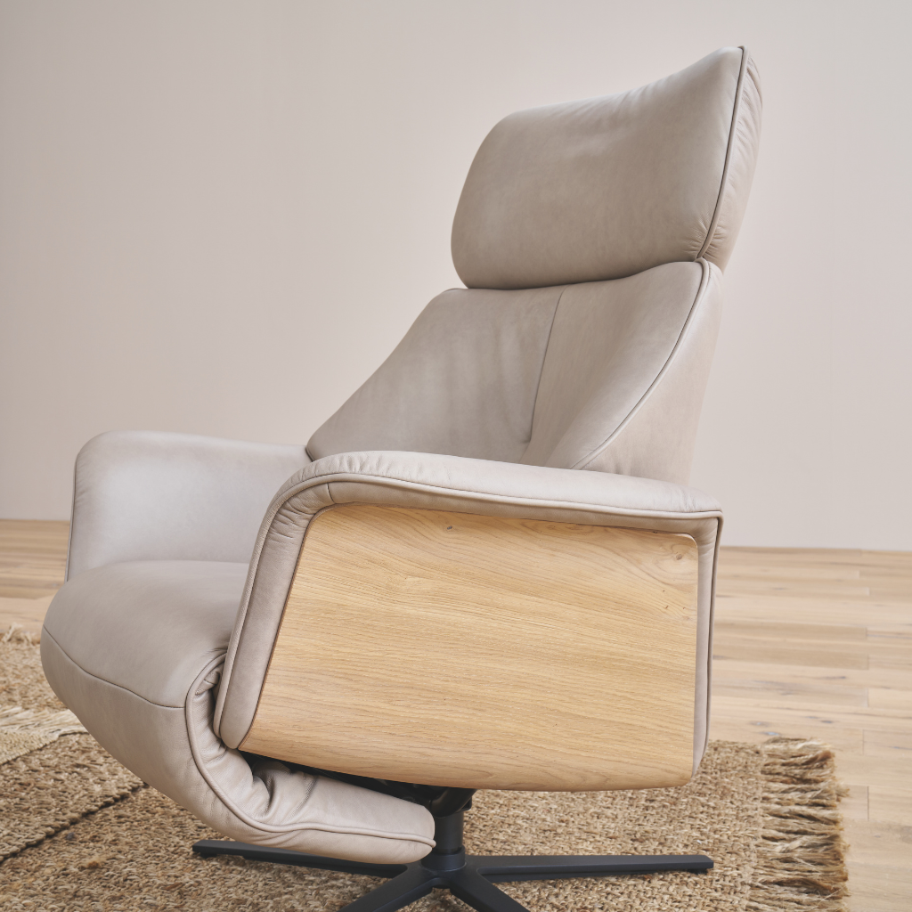 Himolla relaxfauteuil leer stof hout relax woonkamer interieur plug meubelen katwijk
