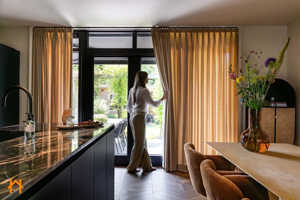 Gordijnen Plug Meubelen Katwijk house of happiness woning stof vitrage geel