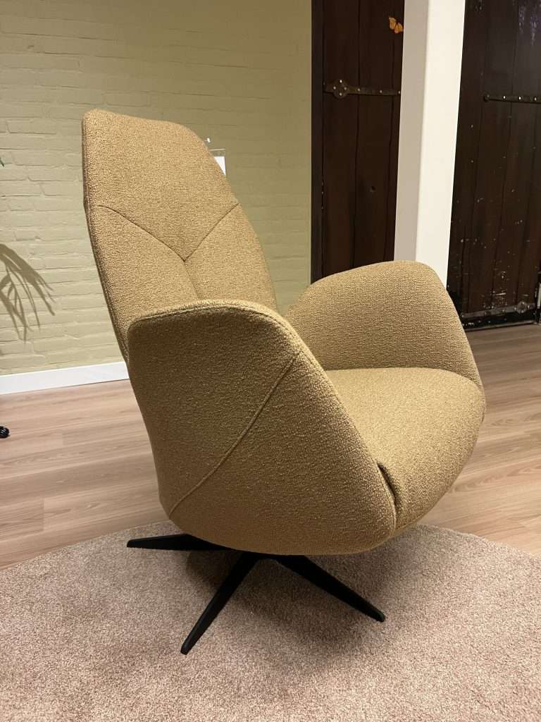 Relaxfauteuil 131-122 showmogel okergeel spinpoot stof katwijk plug meubelen