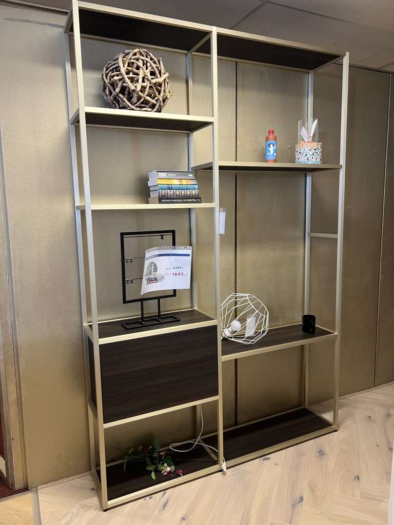 wandkast noten en goud